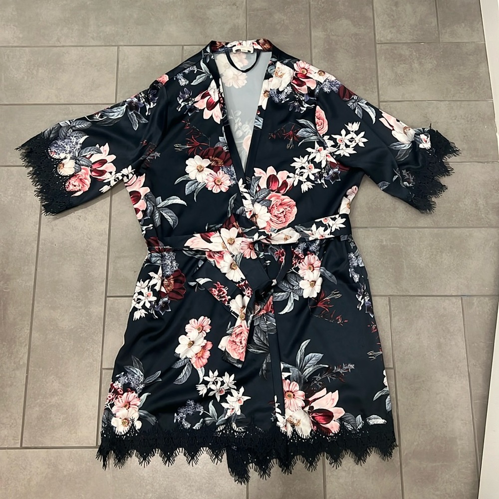 Silky floral bridesmaid robe with lace trim. Brand new. Size small/medium